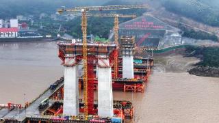 浙江舟山：西堠门公铁两用大桥首个墩顶帽梁完成浇筑