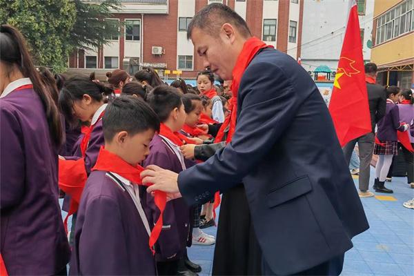 喜迎建队节！郑州市二七区培育小学147名同学入队啦