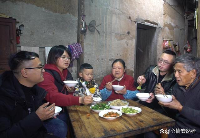 男子回家做饭，和亲戚在家聚餐，男子：这都是一群什么亲戚