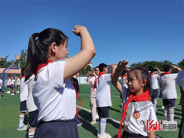 石家庄市新华区小安舍学校举行少先队入队仪式暨“六一”艺术展演