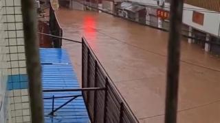重庆潼南遭强降雨突袭，居民：有半层楼被淹，凌晨四五点就已撤离