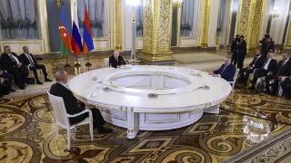 亚美尼亚和阿塞拜疆领导人在莫斯科与普京会晤，双方同意相互承认领土完整