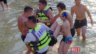 东湖凌波门景区，众人合力救起溺水青年
