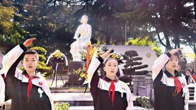 警予中学师生徒步龟山祭英烈