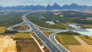 贺巴高速三条路段建成通车