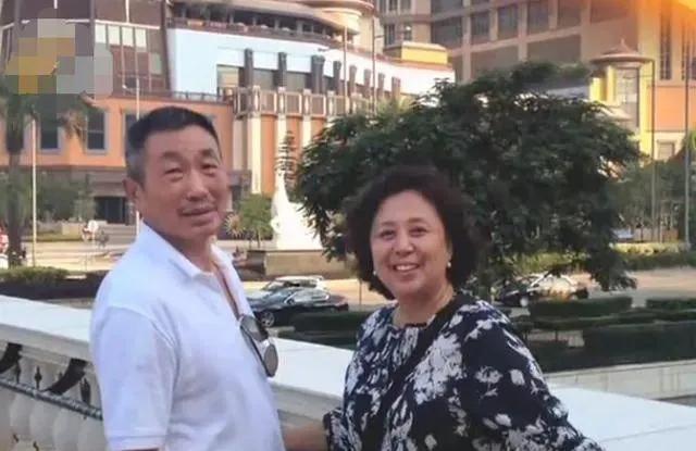 4岁认识爱妻，结婚41年生一女，如今女儿是他的骄傲