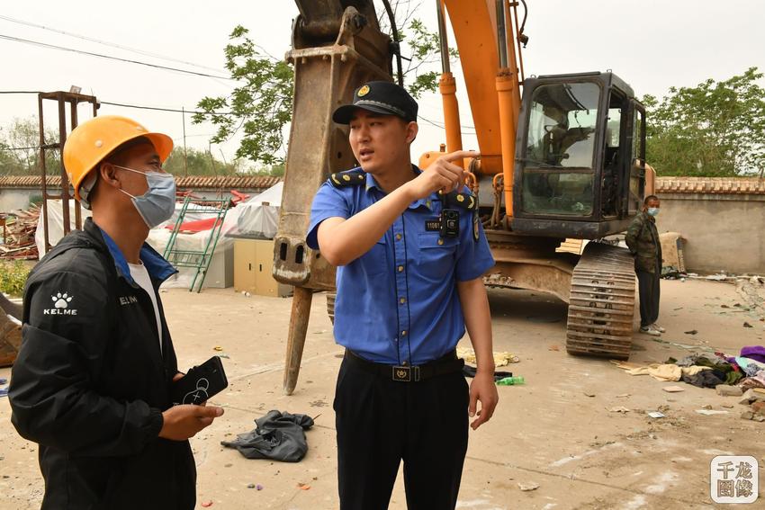 马连洼街道依法拆除圆明园花园别墅违建