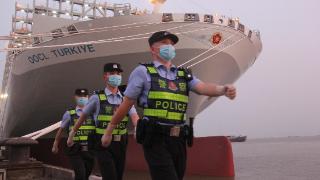 南通边检站助力全球最大级新造集装箱船出境试航