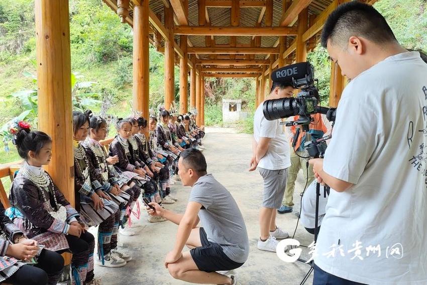 “村BA”决赛现场 黔东南36位苗族女童现场演唱《大山的女孩》