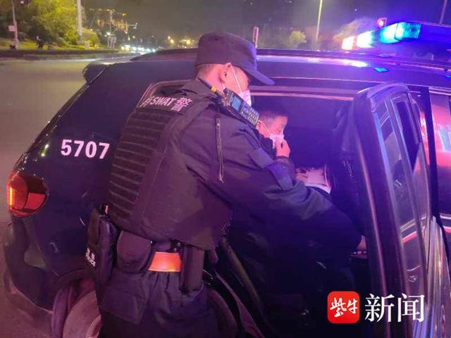 老人失联近7小时，南京特警送其回家