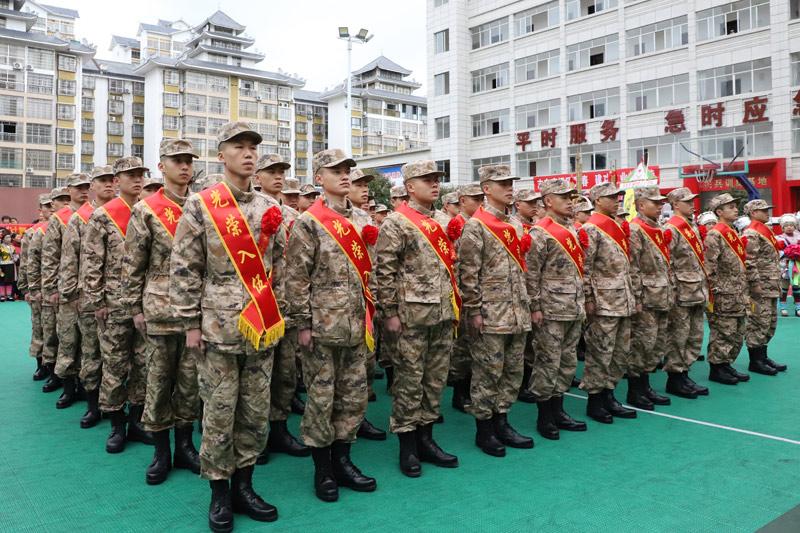 融水：热血男儿赴军营 苗山人民载歌载舞欢送新兵