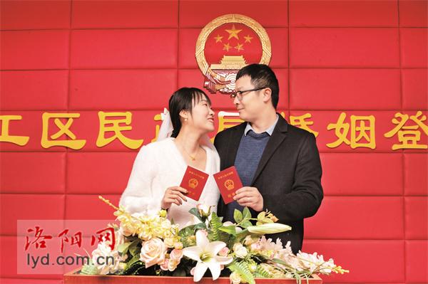 西工区：情人节集体颁证 为婚嫁幸福“加分”