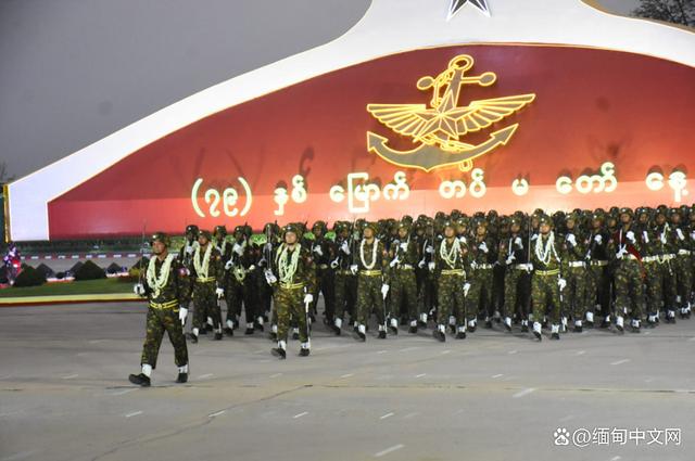 缅甸建军节大阅兵，三军总司令敏昂莱大将发表讲话，看现场图片