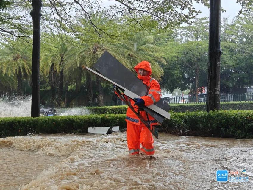 暴雨红色预警！三亚发布停课通知