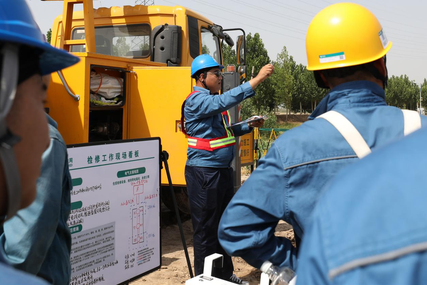 国网济宁供电公司集团化带电作业改造线路，护航济微高速工程建设