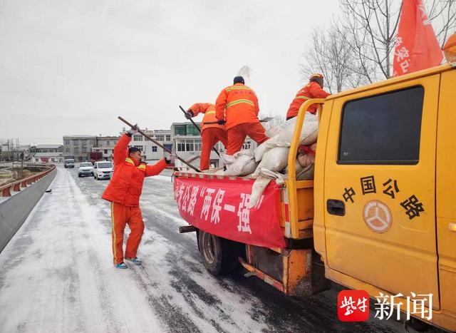 江苏苏北多地降雪保障群众平安出行保障群众平安出行