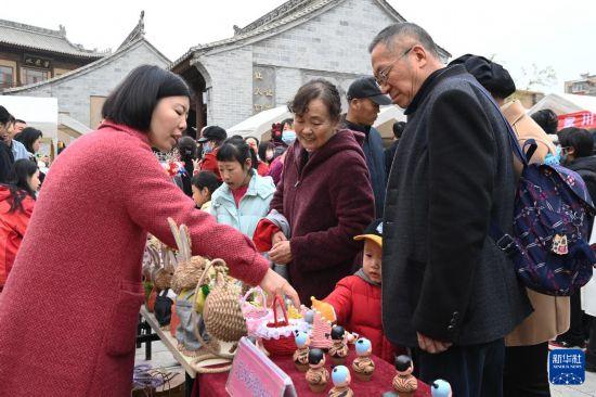 甘肃：“天水麻辣烫”走红 服务保障“升级”