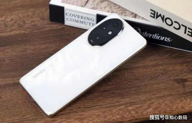 荣耀放手一搏，三主摄拍照+5200mAh，发布三个月突降871元