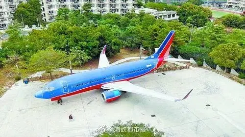 福建一学校给学生买了架波音737