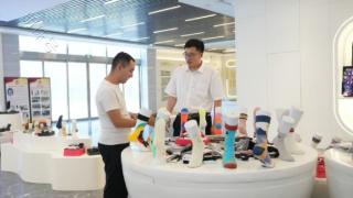蔡志豪：“一双袜子”织出南疆农民现代新生活