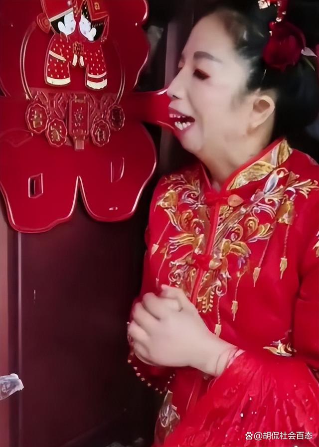 三婚女子结婚当天，竟被婆婆拒之门外，女子直言：婆婆嫌弃我