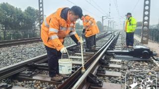 长三角铁路迎来节前高峰 多举措应对雨雪天气