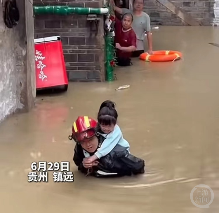 贵州镇远遭洪水袭击沿街商铺大量被淹，官方：水位在下降，县城设六个安置点