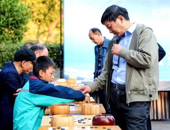 一场围棋赛，演绎酒都的温情故事