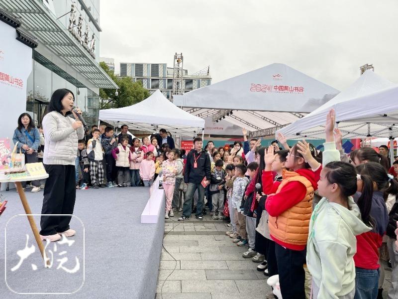 儿童文学作家伍美珍黄山书会谈写作：用朴素的语言，表达真实的情感