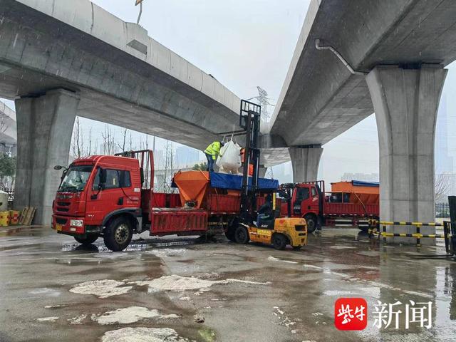 南京公路各公路站不遗余力做好扫雪除冰工作