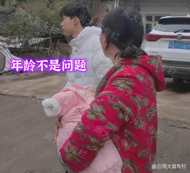 二婚女子相亲，看到00后帅哥一眼沦陷，力劝：买一送一不吃亏