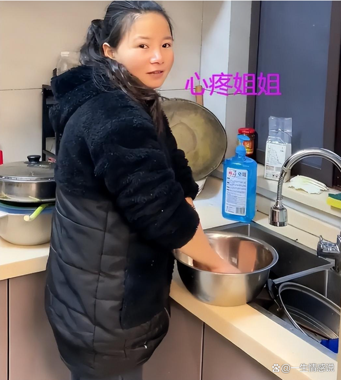 女子去拜年，目睹姐姐买菜做饭无一人帮忙：她在家没做过饭