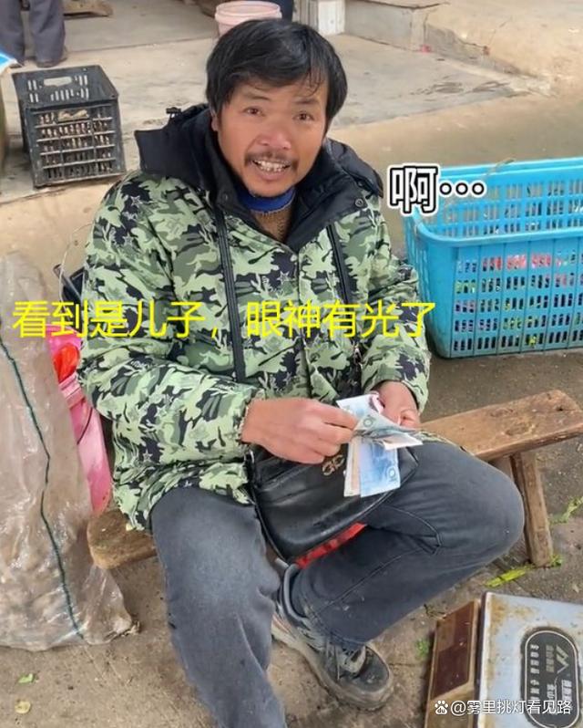 湖南一父亲靠卖菜养三子女，儿子混得不好两年未归：没脸见父亲