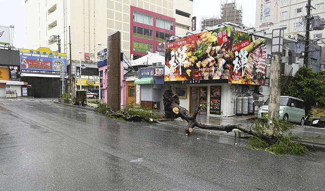 直击｜台风“卡努”致日本冲绳2人死亡，超16万户停电