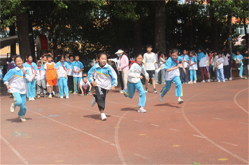 郑州市二七区培育小学举行春季田径运动会