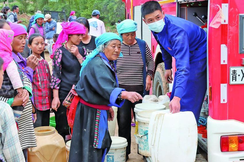 救民水火“火焰蓝” 纾困解难“活雷锋”