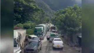 缅甸掸邦这条山路，几乎每天都有上百辆车被堵！