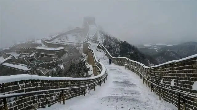 八达岭长城发布初雪绝美照片