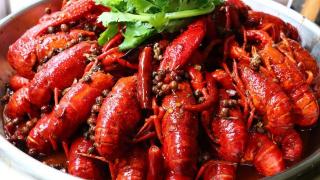五款经典麻辣小龙虾做法大揭秘，让你的夏日餐桌热辣起来！