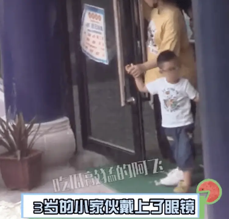 赵丽颖带4岁儿子游迪士尼，想想疑似发脾气，拒绝被妈妈牵手摸头