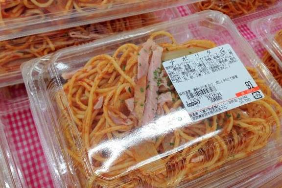 日本超市廉价快餐受到白领热捧，油炸食品占多数，最低只要5块钱