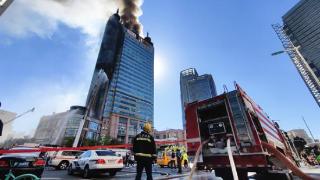 天津新天地大厦外墙起火 284名消防员赶赴救援 目前明火已扑灭