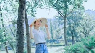 李沁发布夏日花园私服大片，白色短袖t恤配牛仔裤，少女感十足