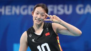 大运头条｜中国女排横扫波兰进决赛，羽毛球赛场再现暖心一幕