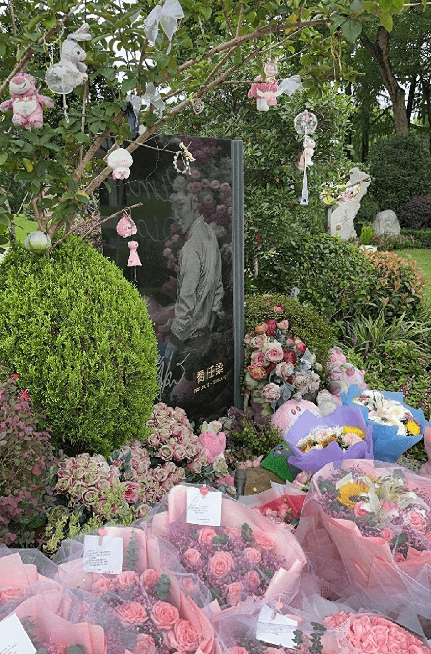 乔任梁去世7年，陈乔恩现身墓地祭拜，跟乔妈牵手热聊宛如母女