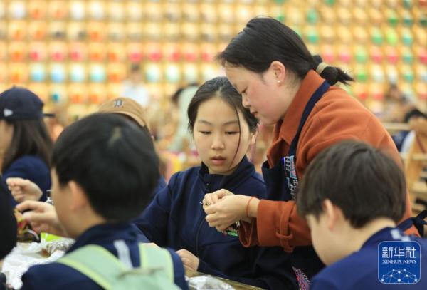 上海包玉刚实验学校学生体验土家族织锦非遗技艺