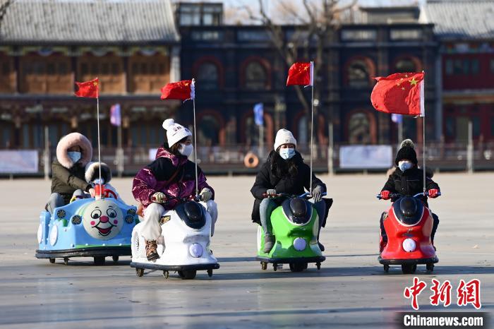 北京多处冰雪场陆续开放 什刹海冰场将举办冰上赛事