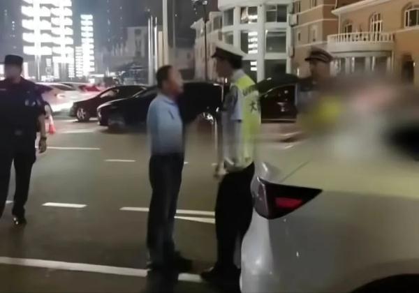 男子驾车拒不服从交通管理，辱骂交警：你给交警丢人吧