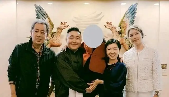 郝劭文带妻女回台登记结婚，一家三口合影曝光，前几日刚办理婚宴