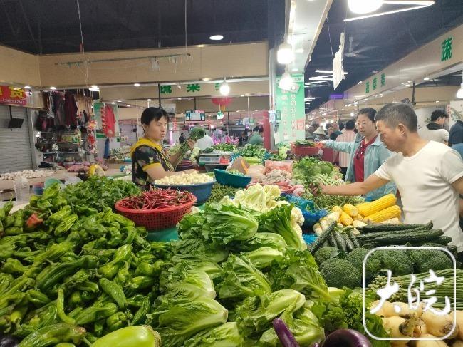 连续报道|蚌埠龙湖农贸市场二楼摊主搬回经营